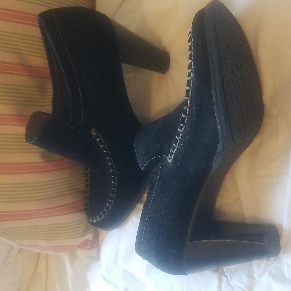 B Makowsky black suede pumps. Size 8